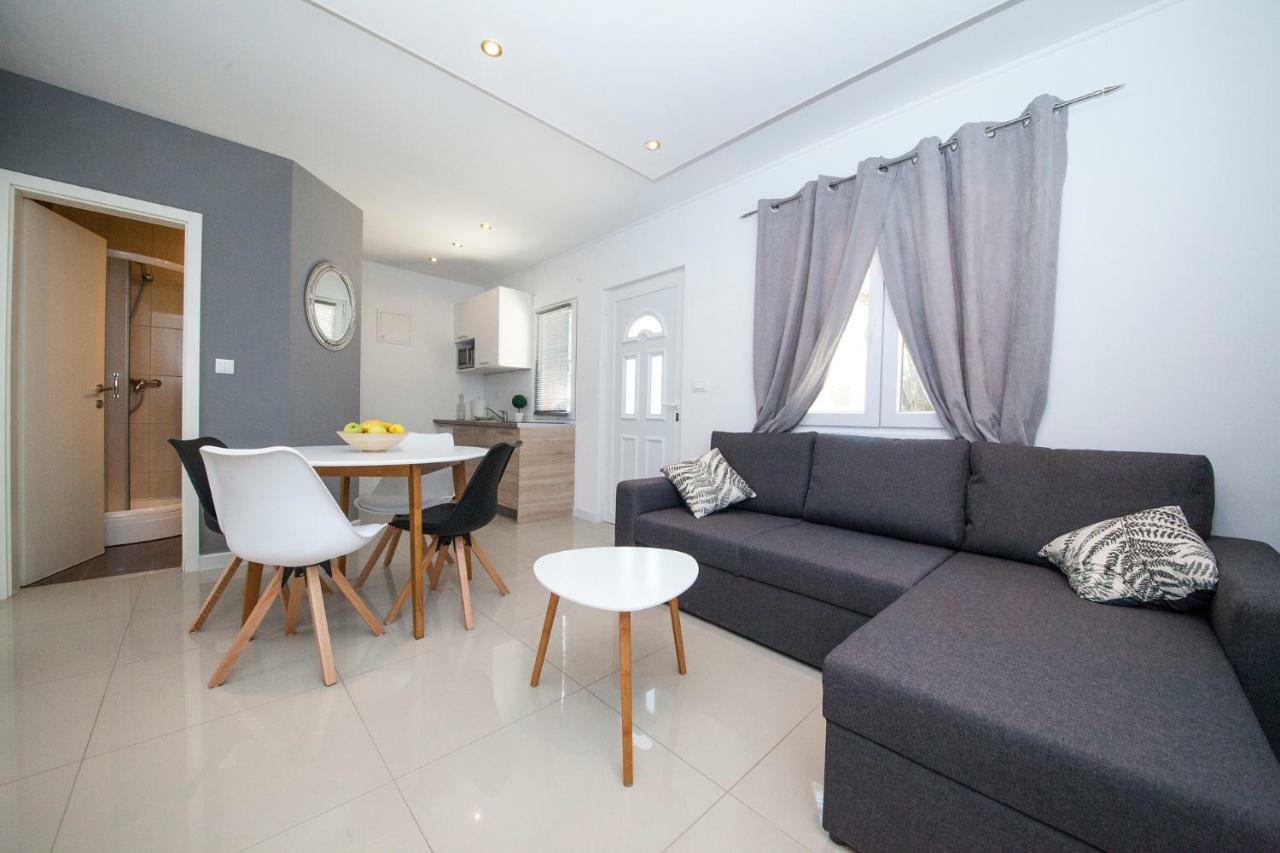 Apartments And Mobile Homes Makarska Exterior foto